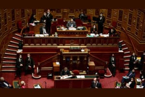 Sénateurs forcés à adopter la loi sanitaire