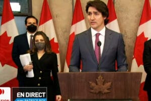 Trudeau gèle comptes bancaires convoi