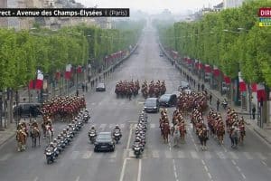 Macron seul sur les Champs